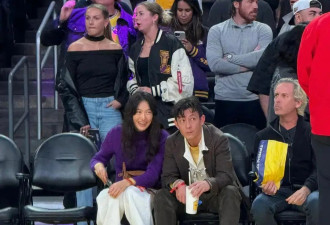 陈冠希和老婆在美国看篮球赛 夫妻同框自拍恩爱又甜蜜