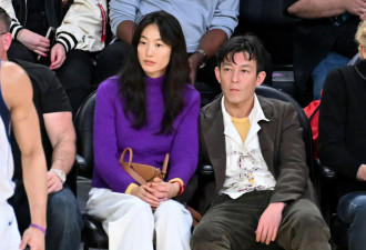 陈冠希和老婆在美国看篮球赛 夫妻同框自拍恩爱又甜蜜