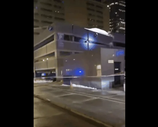 可怕！渥太华建筑被雪压塌 50辆车被埋