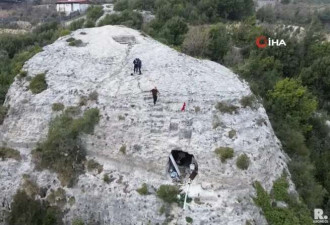 从地震中逃生 他再不信人类建筑 孤独住进山洞