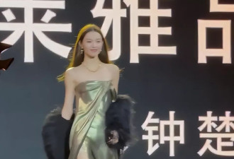 当42岁唐嫣跟32岁钟楚曦站在一起,发现:性感在腿