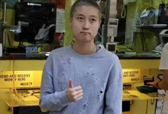 成龙人生“污点”，住桥洞捡垃圾，满脸厌世表情，无家可归