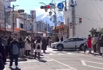 中国游客堵塞富士山拍照点 目击者傻眼