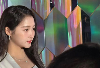 关晓彤恋情风波后首现身，眉毛睫毛都成白色，知情人曝原因