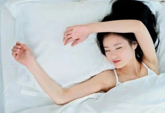“睡觉把手举过头顶”，为何一觉到天亮？