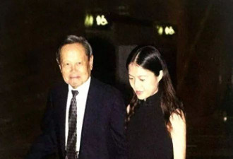 杨振宁103岁身体萎缩很多，翁帆49岁也渐渐发福了