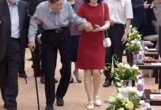 杨振宁103岁身体萎缩很多，翁帆49岁也渐渐发福了