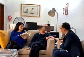 杨振宁103岁身体萎缩很多，翁帆49岁也渐渐发福了