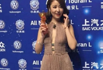 林心如尺度也这么大了，穿挖空裙+齐肩卷发变水蜜桃，太让人心动