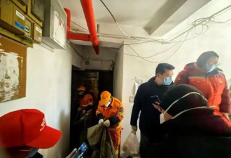 “经过都不敢喘气！”北京一老人家中搬出8吨杂物！
