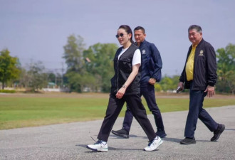 泰国漂亮女总理乘直升机到边境，身形娇小但气场足