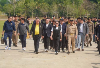 泰国漂亮女总理乘直升机到边境，身形娇小但气场足