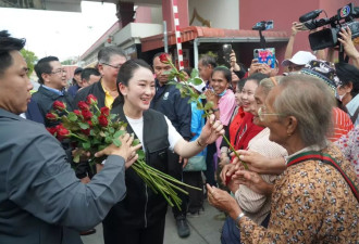 泰国漂亮女总理乘直升机到边境，身形娇小但气场足