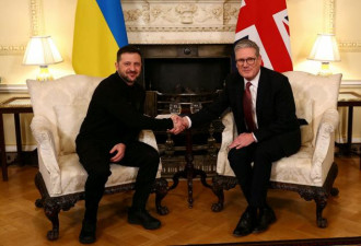 英首相拥抱泽连斯基 称英国全力支持乌克兰