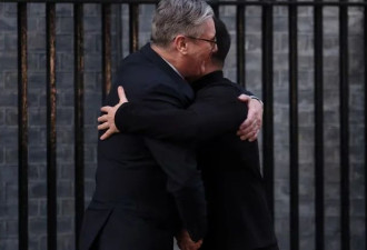 与特朗普冲突后，泽连斯基被英国首相热情拥抱