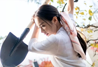 女演员李恩珠有多悲惨？塞“玩具”领奖？