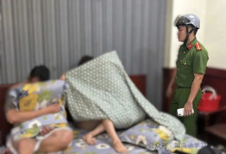 越南20岁小伙嫖娼40岁大妈,花70万盾,当场被逮住