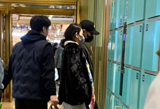 汪峰携小19岁女友新疆逛街！疑似买母婴产品