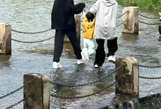 张若昀唐艺昕带女儿踩水 大手拉小手背影温馨