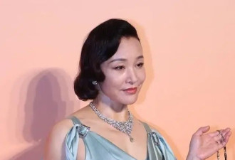 被64岁的“陈冲”惊艳了！穿贴身连衣裙不仅不土，还美出国际范