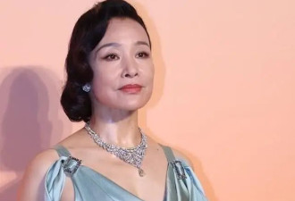 被64岁的“陈冲”惊艳了！穿贴身连衣裙不仅不土，还美出国际范