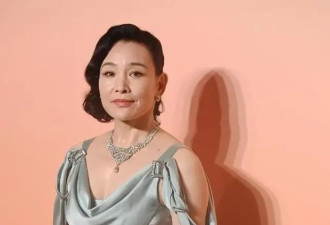 被64岁的“陈冲”惊艳了！穿贴身连衣裙不仅不土，还美出国际范