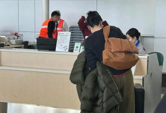 54岁王菲走机场彻底放飞，穿红秋衣扎红头绳，网友：这是什么时尚