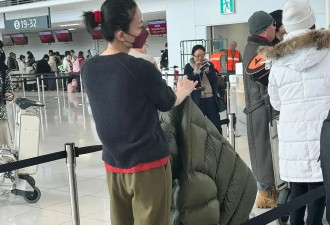 54岁王菲走机场彻底放飞，穿红秋衣扎红头绳，网友：这是什么时尚