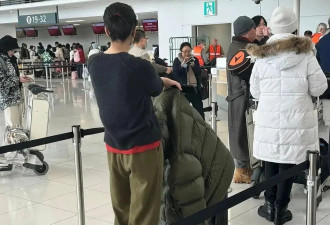 54岁王菲走机场彻底放飞，穿红秋衣扎红头绳，网友：这是什么时尚