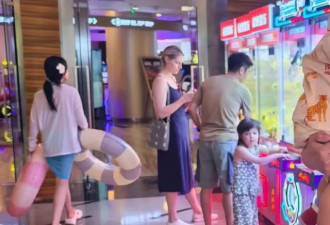 撒贝宁抓娃娃李白旁观，小腹凸起疑怀二胎