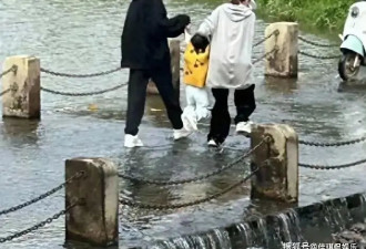 唐艺昕带女儿玩水，张若昀鞋子全湿透，5岁樱桃被爸妈宠成小公举