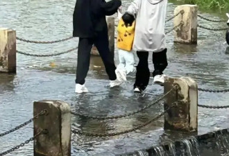 唐艺昕带女儿玩水，张若昀鞋子全湿透，5岁樱桃被爸妈宠成小公举