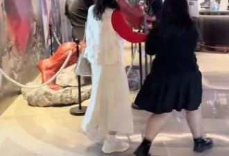 胡慧中带女儿现身香港，脸垮僵硬木偶纹明显