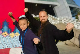 90后美国道长成武当派传人 酷爱武术 娶老婆定居中国