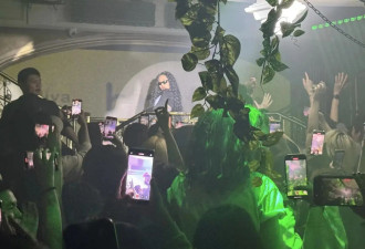 63岁蔡康永在北京蹦迪，打扮老气，被五个帅哥环绕，夜生活好丰富
