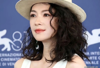 46岁章子怡新烫了羊毛卷减龄20岁，在国外穿连体裤，美得认不出