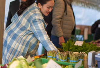 泰漂亮女总理瑞士逛菜市场 戴蒂芙尼“想低调”