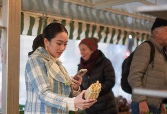泰漂亮女总理瑞士逛菜市场 戴蒂芙尼“想低调”