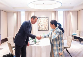 泰漂亮女总理瑞士逛菜市场 戴蒂芙尼“想低调”