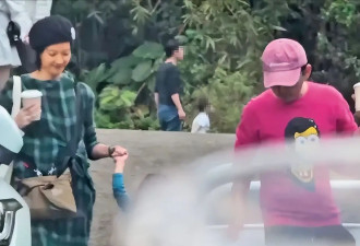 黄子佼一审获刑后首露面，与妻女开心出游，孟耿如不离不弃太傻了