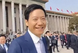 靳东参加两会，被记者怼脸实拍，眼纹深、白发多