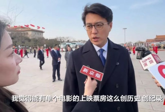 靳东参加两会，被记者怼脸实拍，眼纹深、白发多