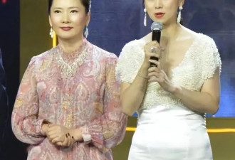 又被61岁的“何赛飞”惊艳！穿大妈印花裙不仅不土，还美出国际范