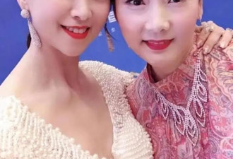 又被61岁的“何赛飞”惊艳！穿大妈印花裙不仅不土，还美出国际范