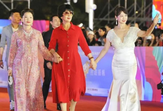 又被61岁的“何赛飞”惊艳！穿大妈印花裙不仅不土，还美出国际范