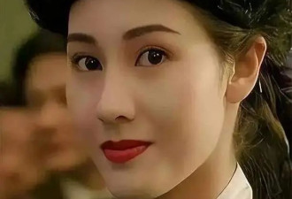 54岁阔太李嘉欣高调庆生！穿polo衫扎毽子头，年龄大了仍风华绝代