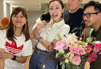 54岁阔太李嘉欣高调庆生！穿polo衫扎毽子头，年龄大了仍风华绝代