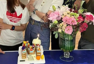 54岁阔太李嘉欣高调庆生！穿polo衫扎毽子头，年龄大了仍风华绝代