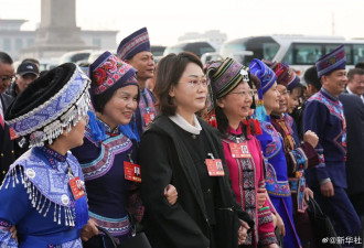 中国全国人大代表走向会场，现场图来了