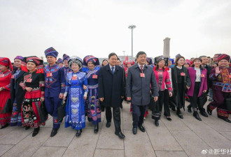 中国全国人大代表走向会场，现场图来了